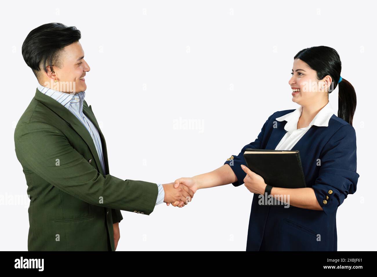 Incontro formale di un uomo d'affari e di una donna d'affari, stringono la mano e spiegano con gesti Foto Stock