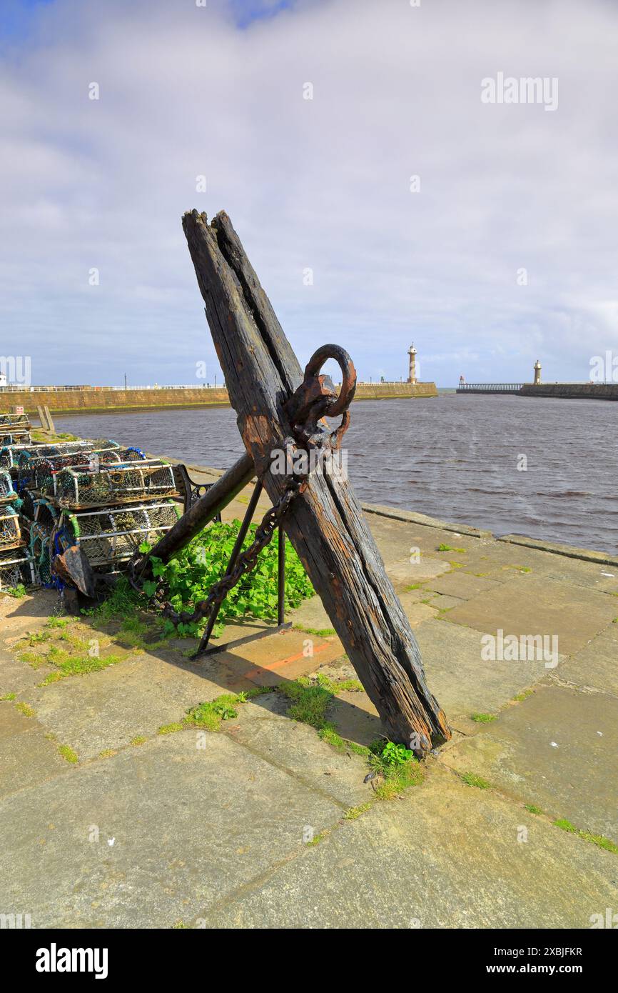 Vecchi vasi di ancora e aragosta sul molo di Tate Hill, Whitby, North Yorkshire, Inghilterra, Regno Unito. Foto Stock