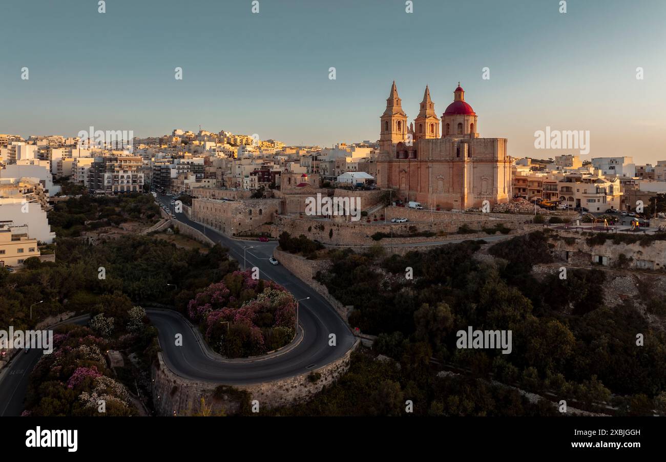 Vista aerea della famosa chiesa parrocchiale vecchia di Mellieha o della nascita di nostra Signora. Paese di Malta Foto Stock