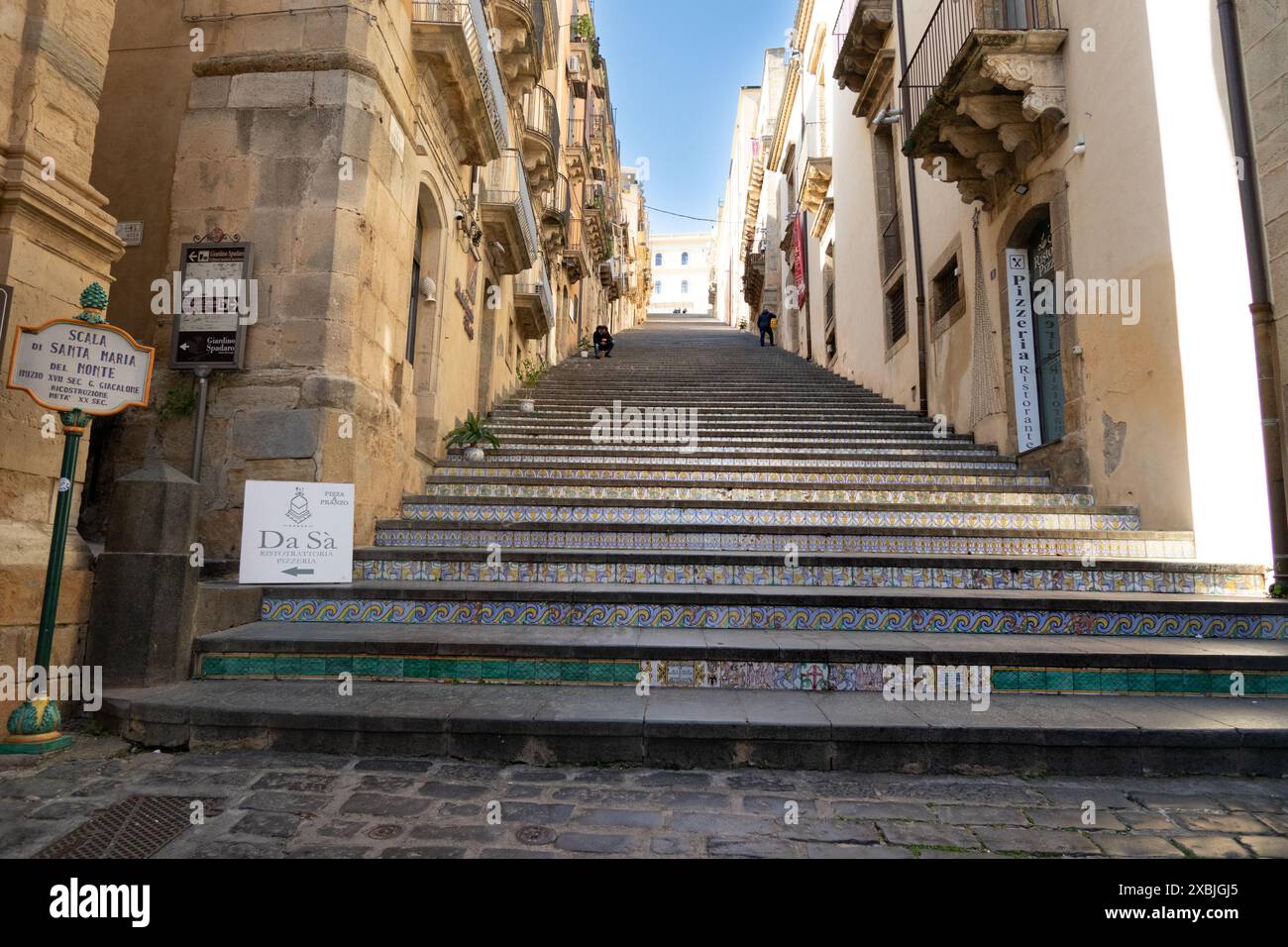 Scalinata di Santa Maria del Monte a Caltagirone, Sicilia, Italia. Costruito nel 1606 per collegare l'antica parte di Caltagirone alla nuova città Foto Stock