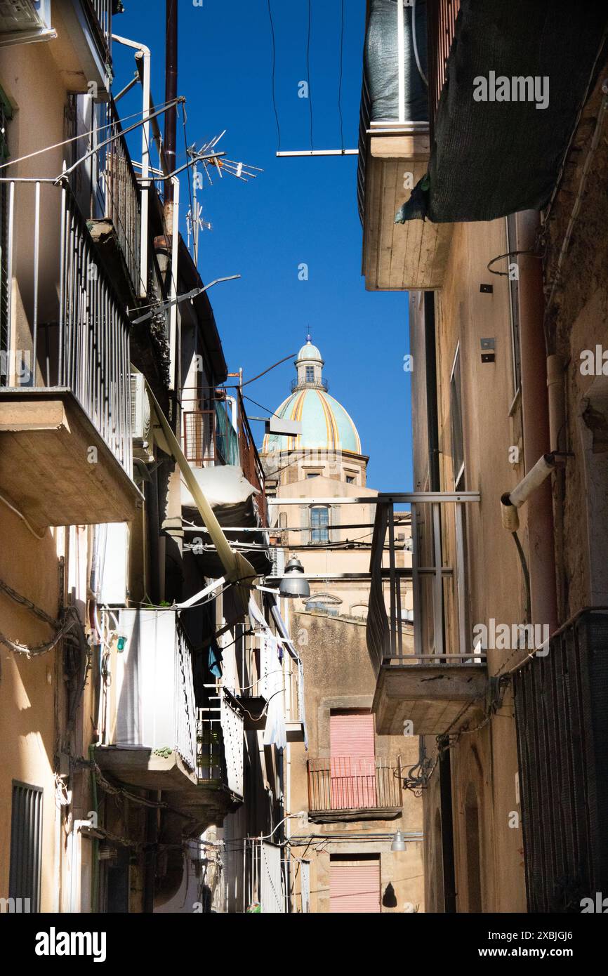 La strada stretta con chiesa a cupola a Caltagirone è il centro della ceramica in Sicilia Foto Stock