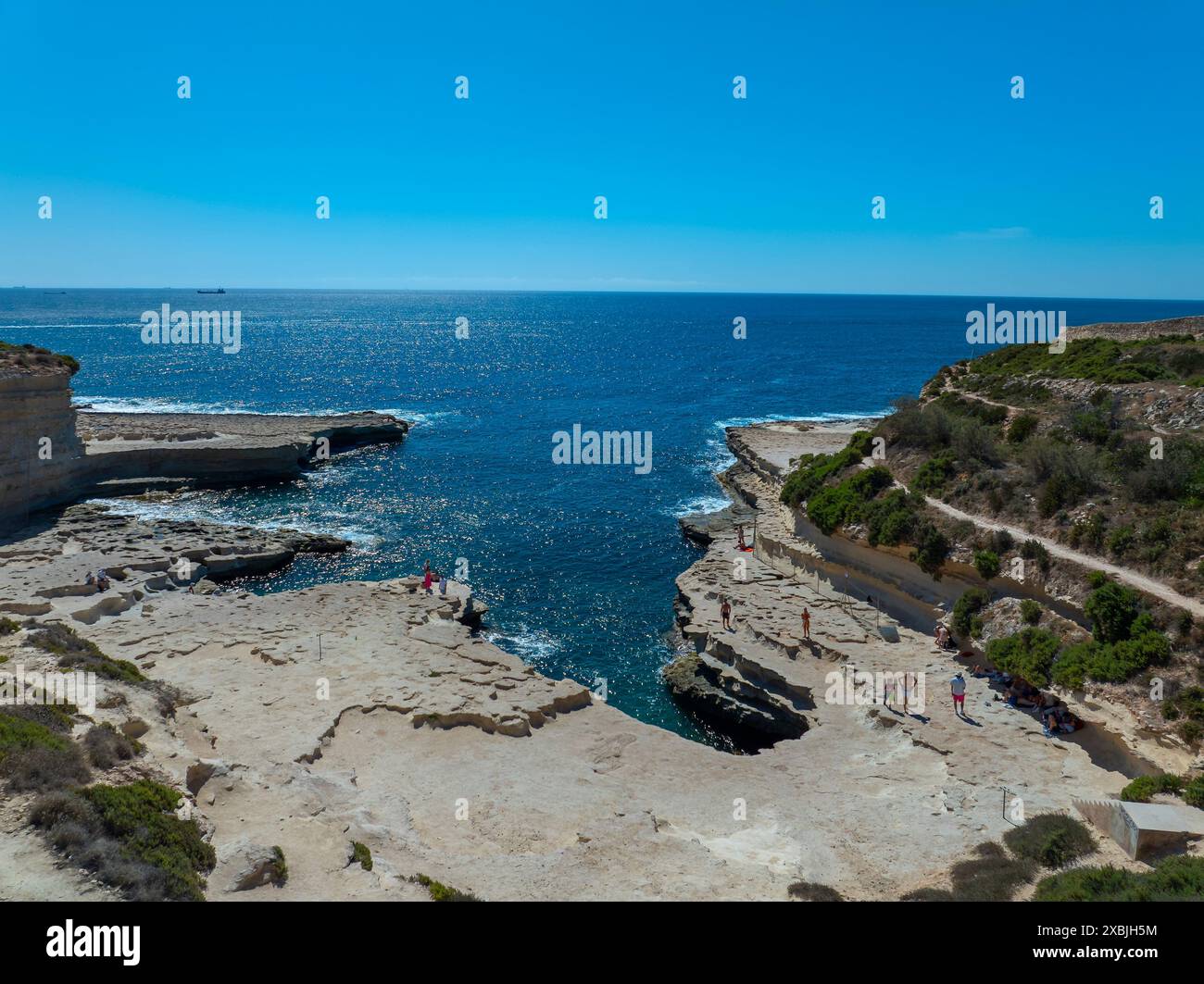 Vista dall'alto sulla spiaggia della piscina di San Pietro, splendida e famosa piscina di San Pietro vicino a Marsaxlokk, Malta Foto Stock