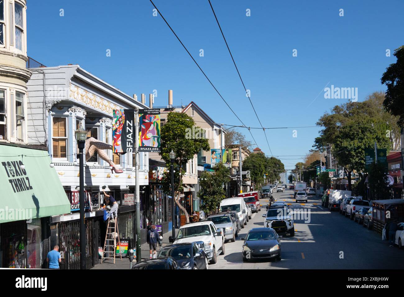 Un paio di zampe in calze a rete appese sulla strada al secondo piano di un edificio vittoriano Haight Street San Francisco California USA Foto Stock
