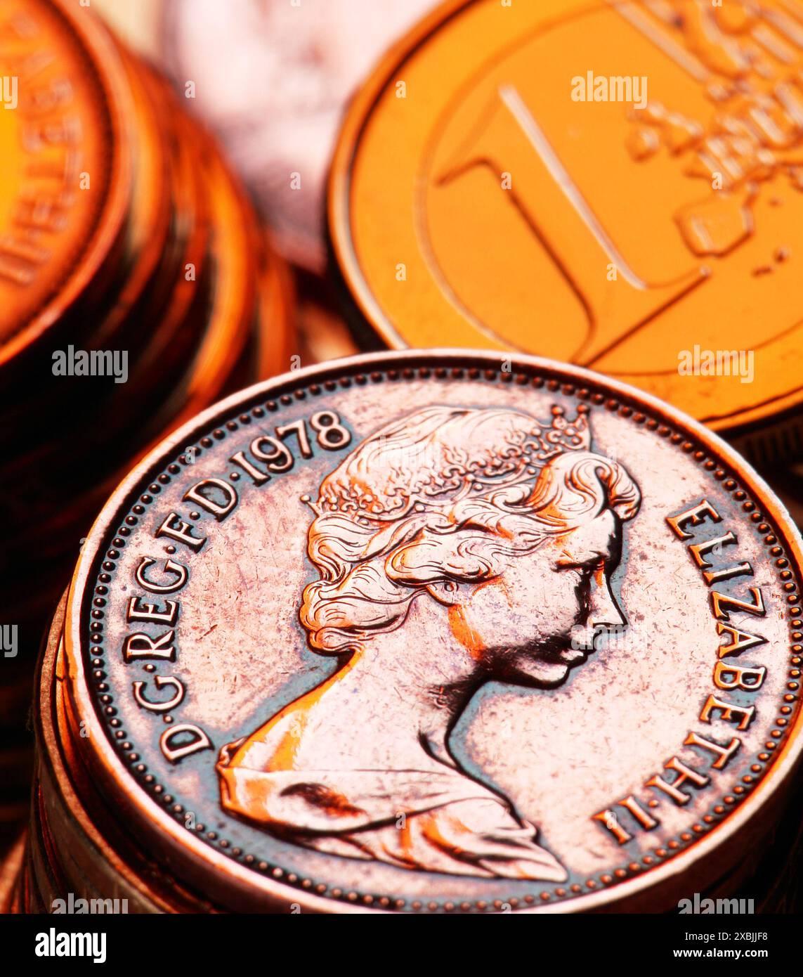 Pence, Euro, ñoin su sfondo di monete Foto Stock