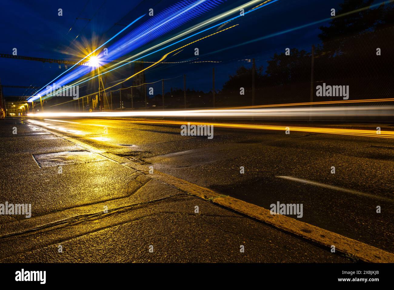 Ripresa notturna della città di Friburgo, con sentieri leggeri in primo piano, ripresa a Friburgo, Svizzera Foto Stock