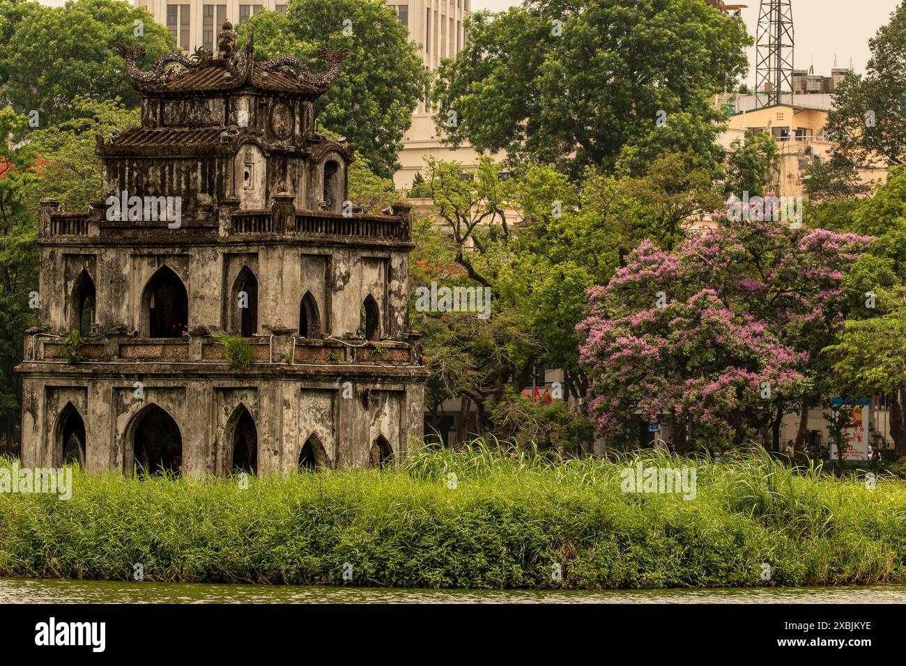 Accattivante, sorprendente, mozzafiato, avvincente, eccellente, gloriosa e intrigante Torre delle tartarughe imperdibili nel lago Hoan Kiem, città vecchia di Hanoi, Vietnam Foto Stock