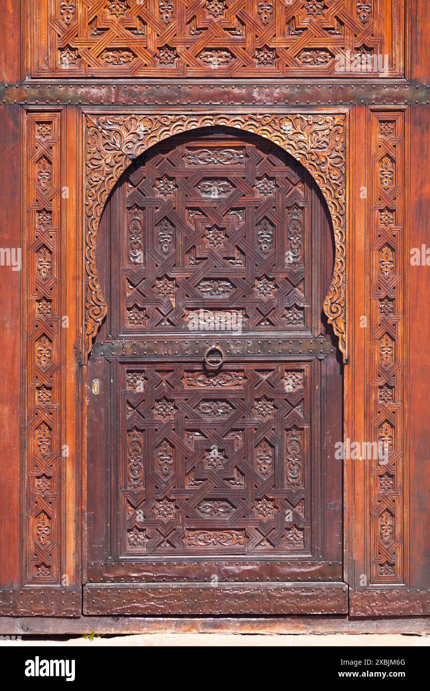 Porta d'ingresso tradizionale e artigianale in legno marocchino. Foto Stock