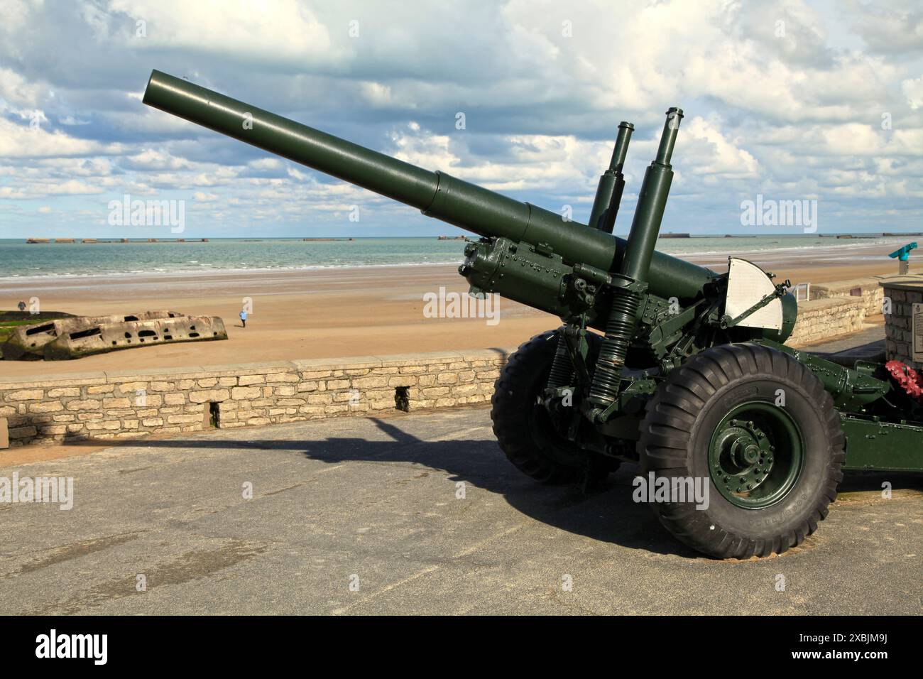 Vecchio cannone della seconda guerra mondiale ad Arromanches, in Normandia. Foto Stock