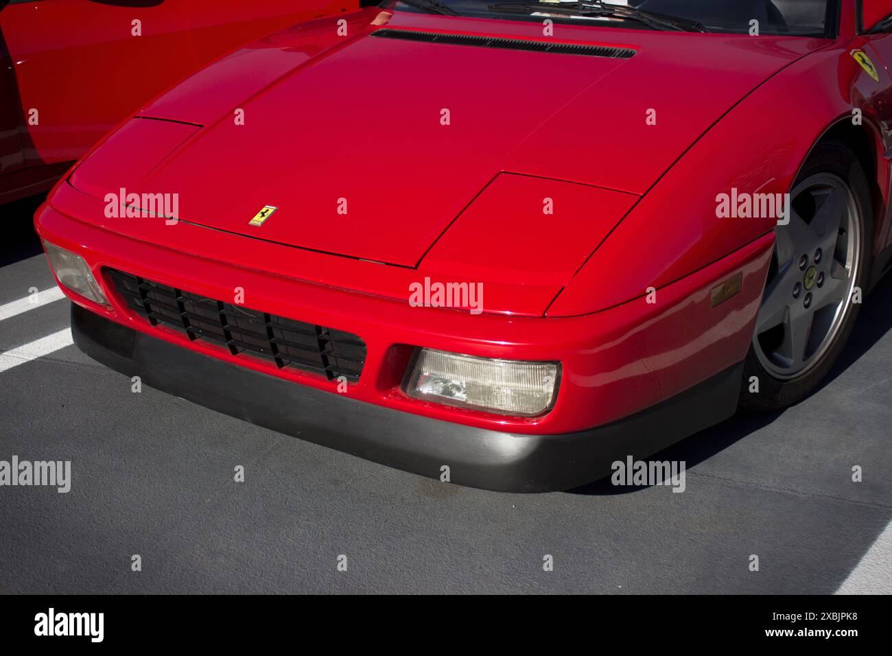 Una visuale a 3/4° di una Ferrari 348 parcheggiata. Foto Stock