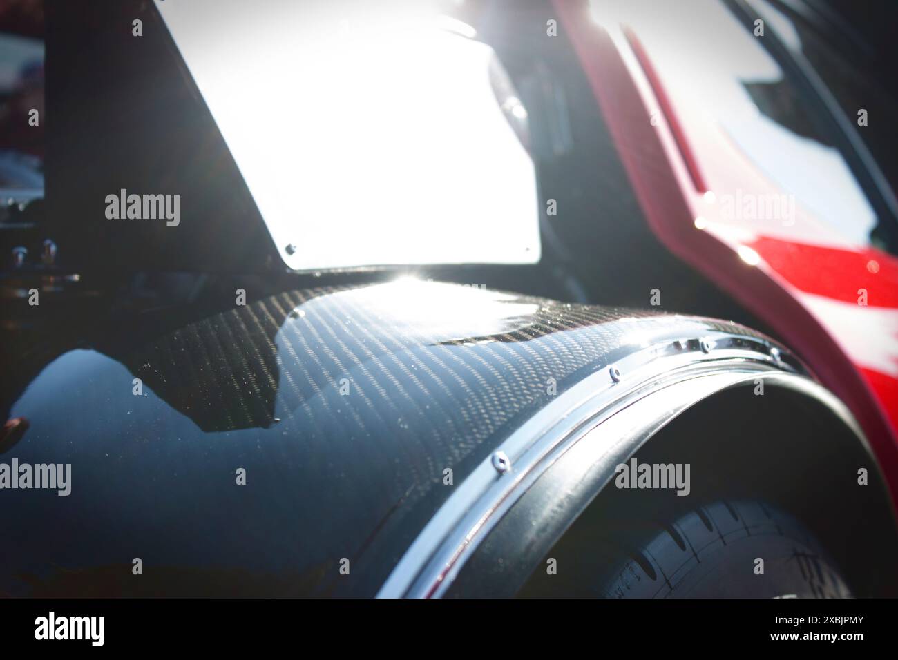 Vista ravvicinata del vano ruota interno in fibra di carbonio di una Ferrari BB 512i. Foto Stock