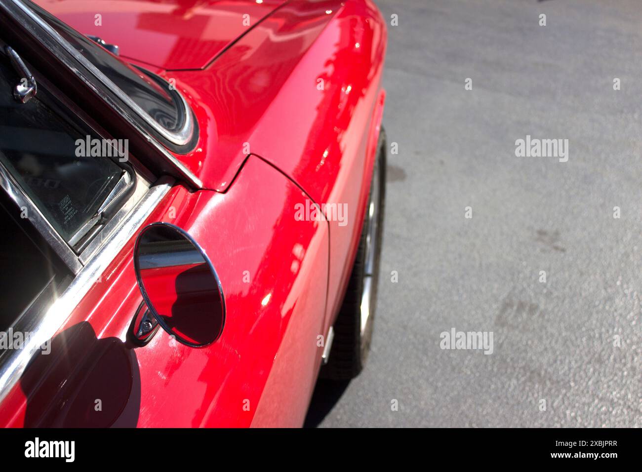 Lo specchietto retrovisore lato passeggero di un'Alfa Romeo 1750 GT veloce. Foto Stock