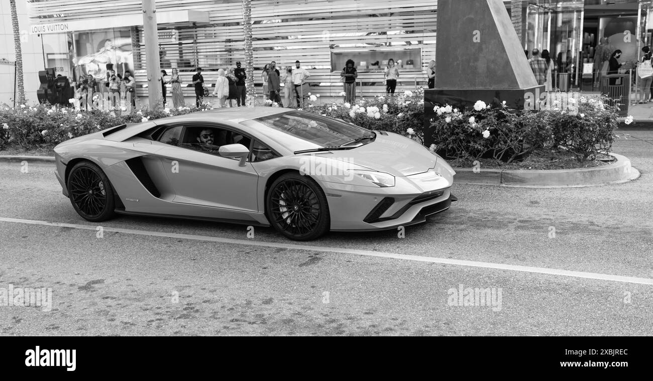 Los Angeles, California USA - 11 aprile 2021: Vista laterale Lamborghini Aventador blu scuro. Foto Stock