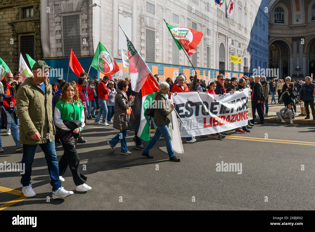 Parata del partito politico italiano Alleanza dei Verdi e della sinistra alla Festa della Liberazione, aprile 25, in Piazza della Scala, Milano, Lombardia, Italia Foto Stock