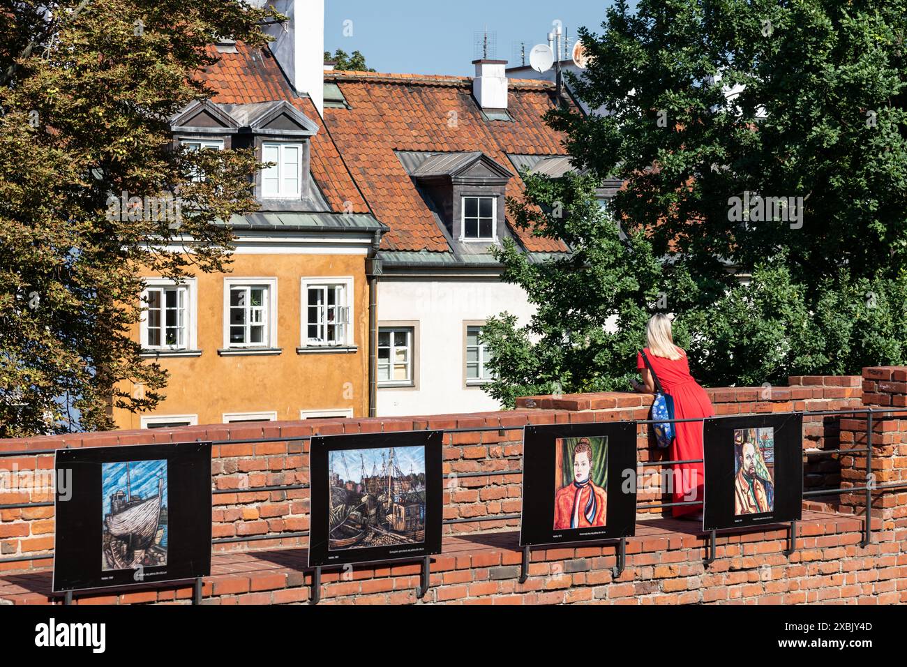 Una giovane signora che ammira le attrazioni della città vecchia di Varsavia Foto Stock
