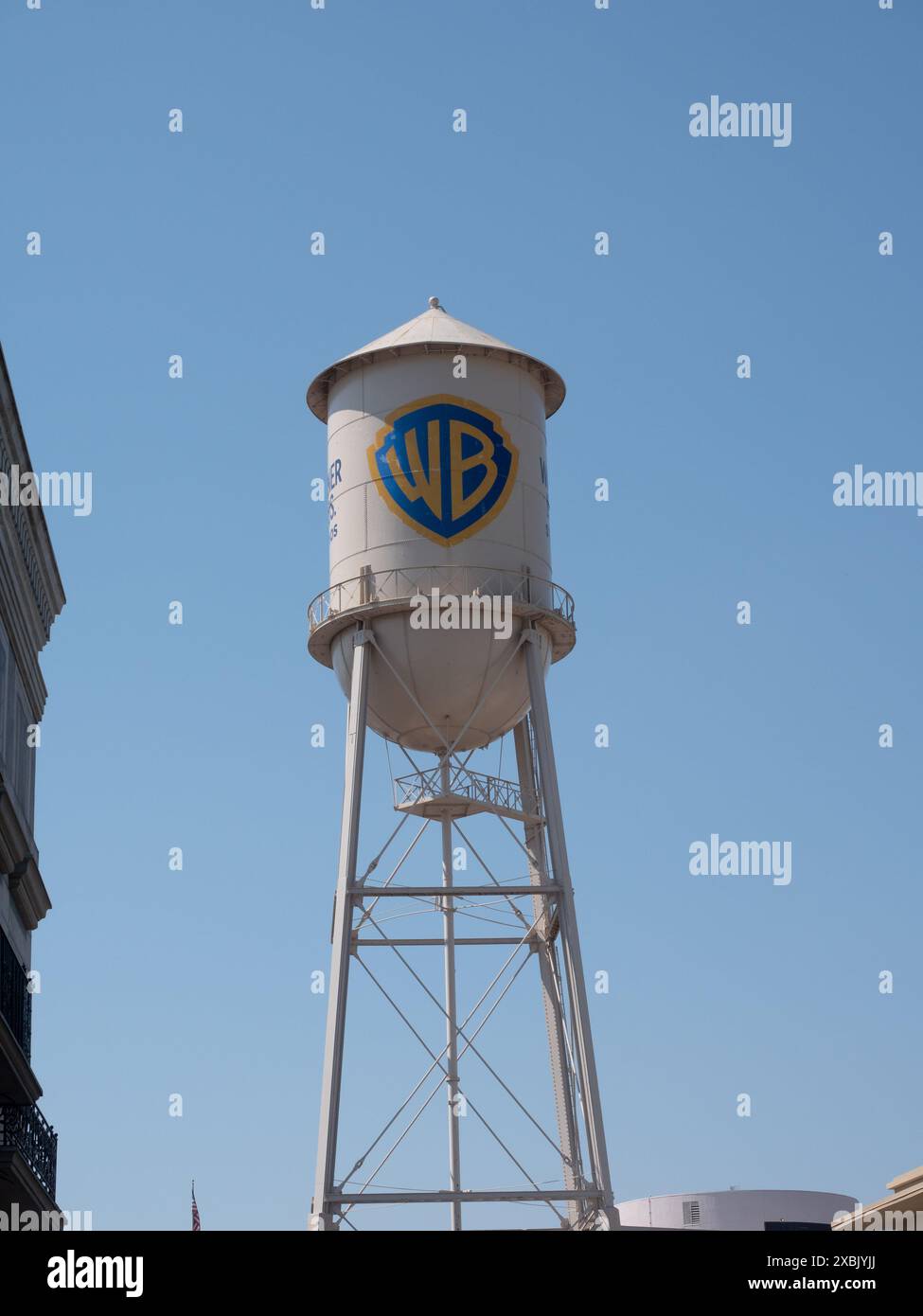 Il serbatoio d'acqua dei Warner Bros Studios nel lotto di produzione dello studio a Burbank, California, il 7 giugno 2024. Foto di Francis Specker Foto Stock