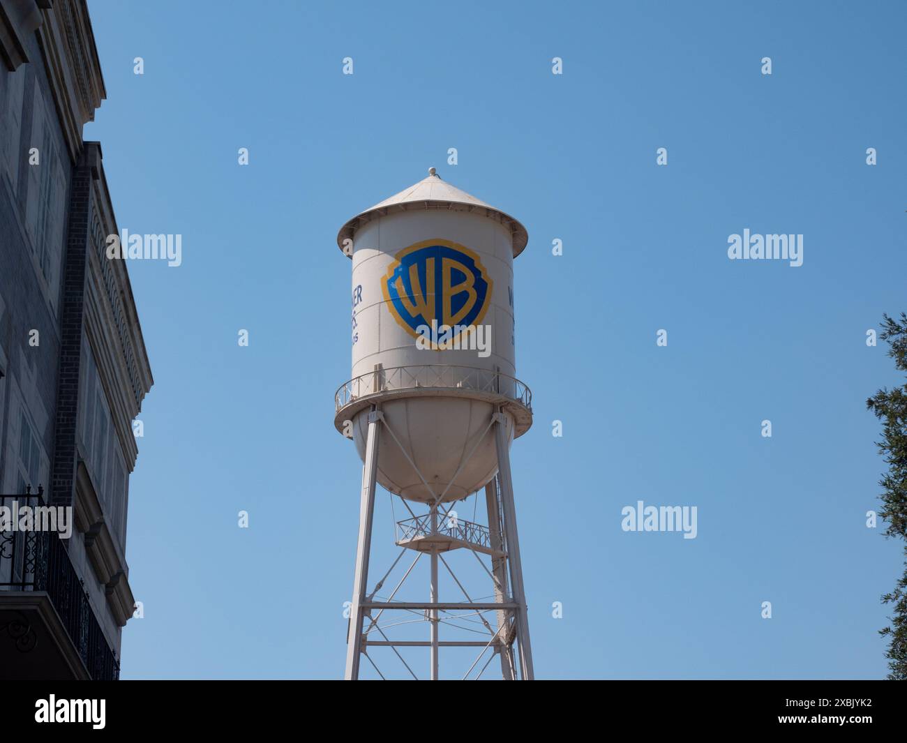 Il serbatoio d'acqua dei Warner Bros Studios nel lotto di produzione dello studio a Burbank, California, il 7 giugno 2024. Foto di Francis Specker Foto Stock