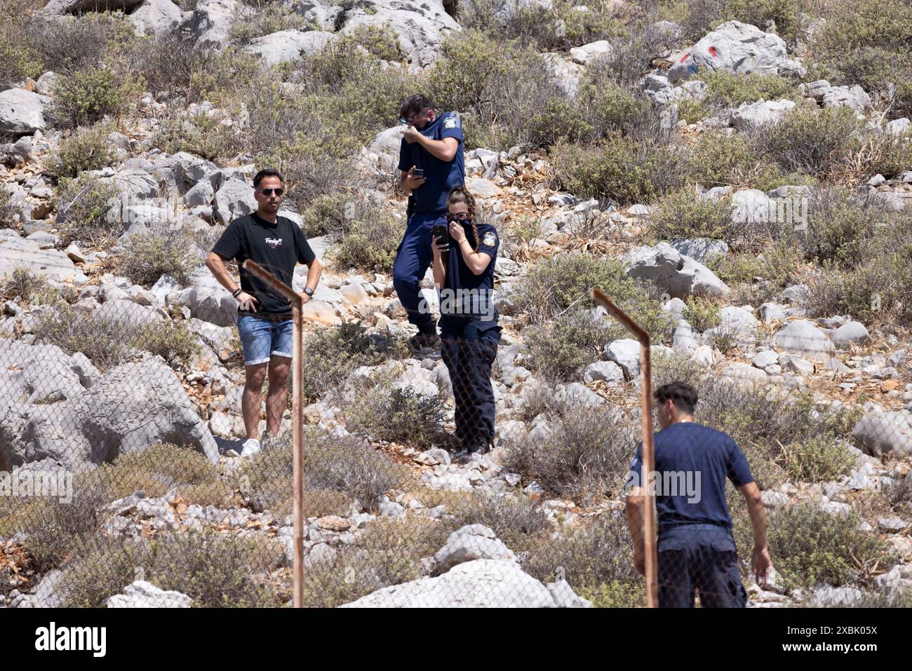 Gli agenti di polizia greci sorvegliano il corpo di Michael Mosley ad Agia Marina, vicino a Pedi, Michael Mosley è morto per esaurimento del calore, Symi, Grecia, Foto Stock