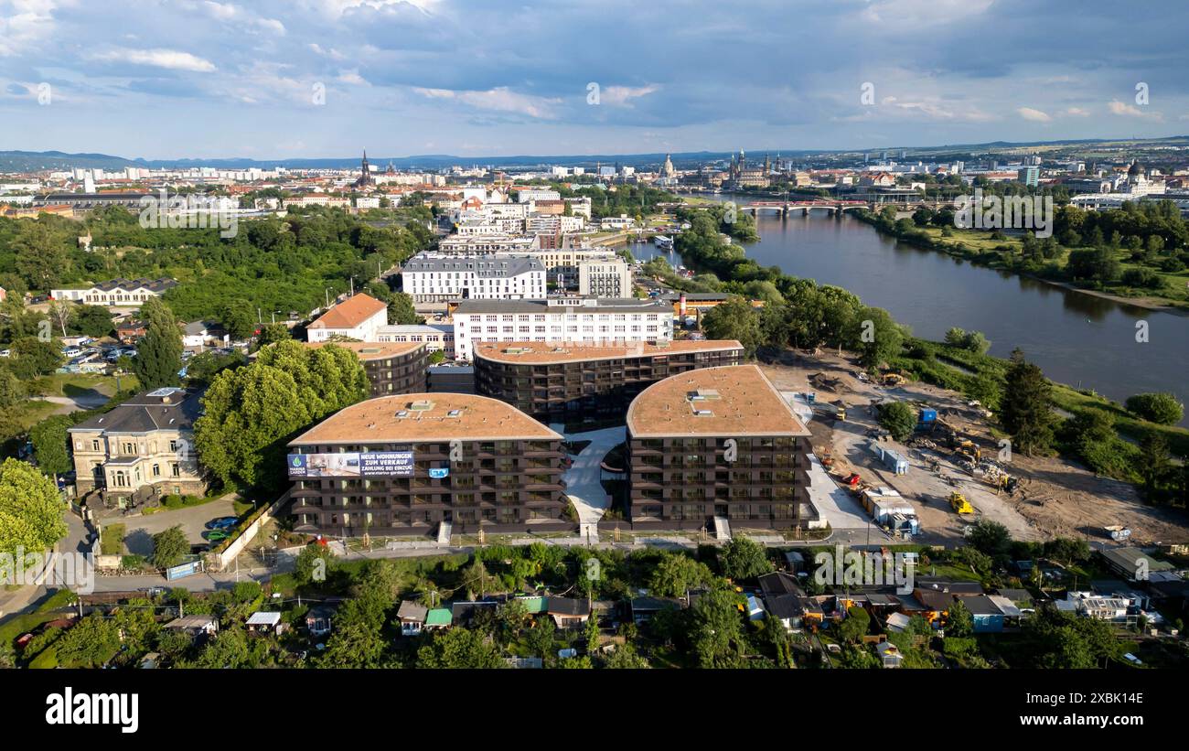 13.06.2024, Deutschland, Sachsen, Dresda, auf dem foto vorn die Wohnanlage Marina Garden des tschechischen Bauentwicklers CTR auf der Leipziger Straße 35 in 01097 Dresda, rechts die Elbe, Blick Richtung Dresdner Innenstadt *** 13 06 2024, Germania, Sassonia, Dresda, sulla foto di fronte al complesso residenziale Marina Garden dello sviluppatore ceco CTR su Leipziger Straße 35 nel 01097 Dresda, sulla destra sul fiume Elba, guardando verso il centro di Dresda Foto Stock