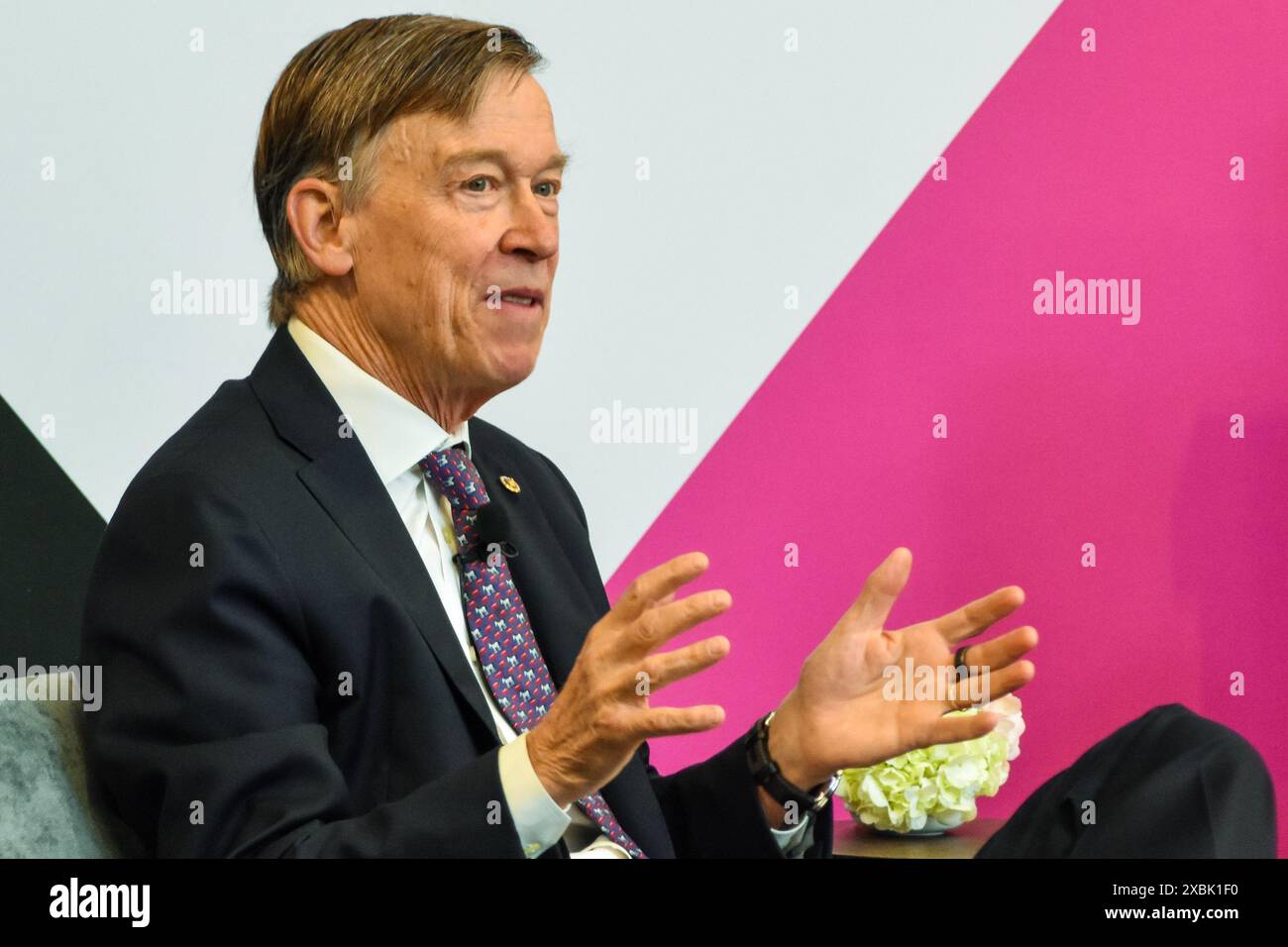 Il senatore John Hickenlooper (D-Co.), intervistato da Punchbowl News, 12 giugno 2024, sulle prospettive per nuove leggi sull'intelligenza artificiale e la politica del Senato. Foto Stock