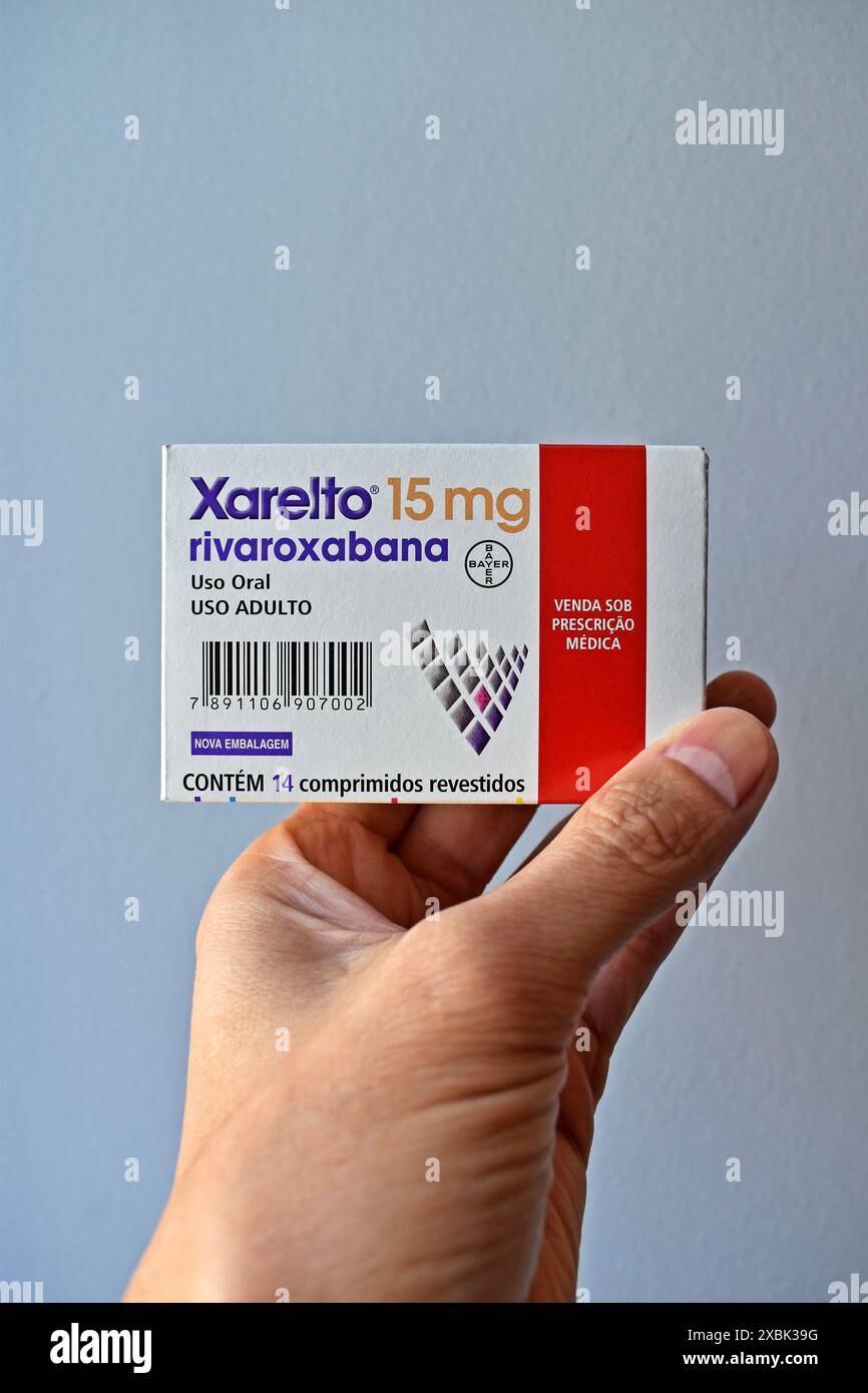 RIO DE JANEIRO, BRASILE - 21 APRILE 2022: Mano che tiene una scatola di anticoagulante del sangue, Xarelto 15 mg Foto Stock