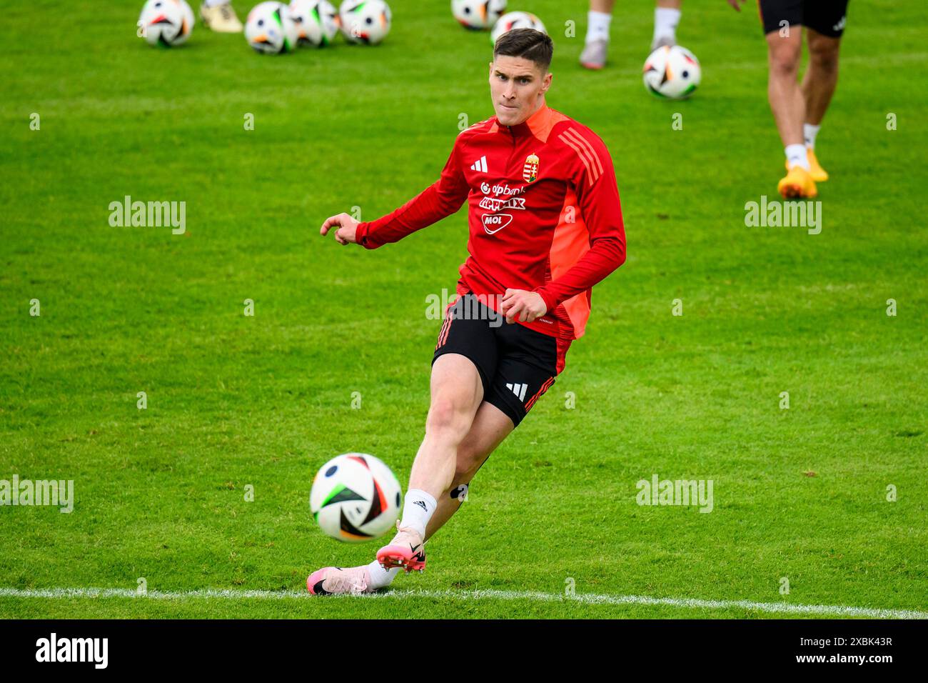 Weiler Simmerberg, Germania. 12 giugno 2024. Calcio, preparazione per UEFA Euro 2024, formazione Ungheria, Roland Sallai in azione durante l'allenamento per la nazionale ungherese. Credito: Tom Weller/dpa/Alamy Live News Foto Stock