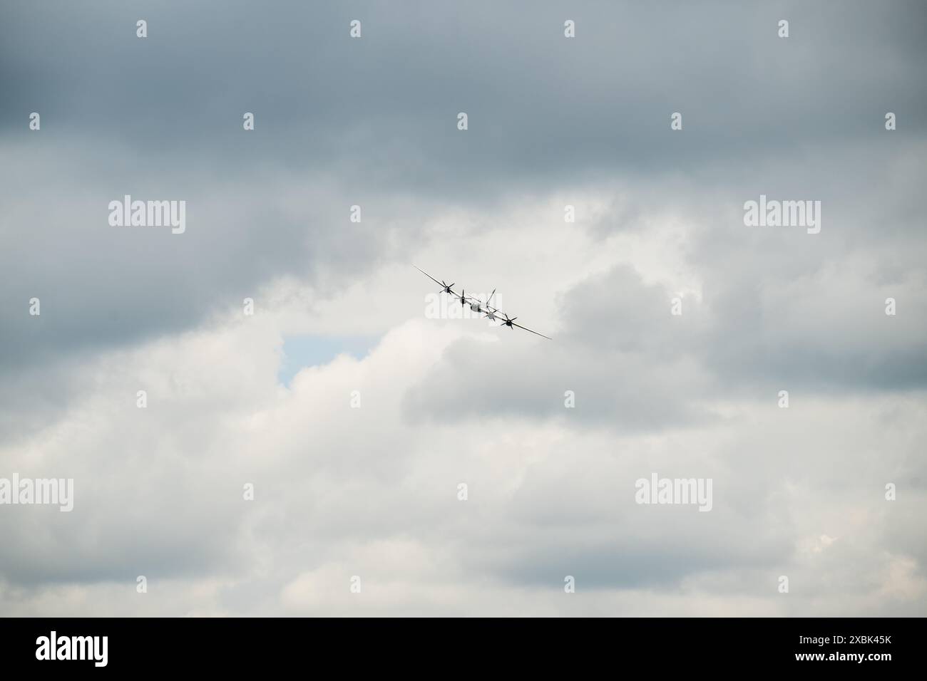 TERRE HAUTE, INDIANA/USA - 2 GIUGNO 2024 - Un B-29 Superfortress vola sopra la folla al Terre Haute Air Show. Il B-29 chiamato Doc è solo uno dei TW Foto Stock