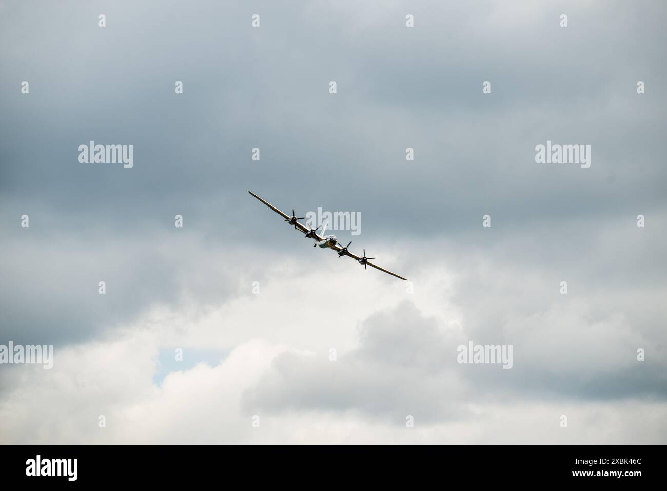 TERRE HAUTE, INDIANA/USA - 2 GIUGNO 2024 - Un B-29 Superfortress vola sopra la folla al Terre Haute Air Show. Il B-29 chiamato Doc è solo uno dei TW Foto Stock