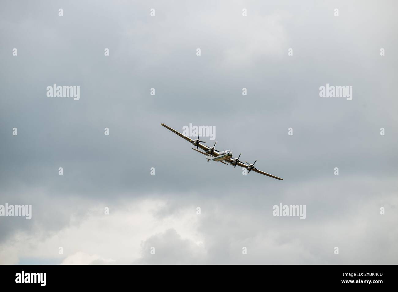 TERRE HAUTE, INDIANA/USA - 2 GIUGNO 2024 - Un B-29 Superfortress vola sopra la folla al Terre Haute Air Show. Il B-29 chiamato Doc è solo uno dei TW Foto Stock