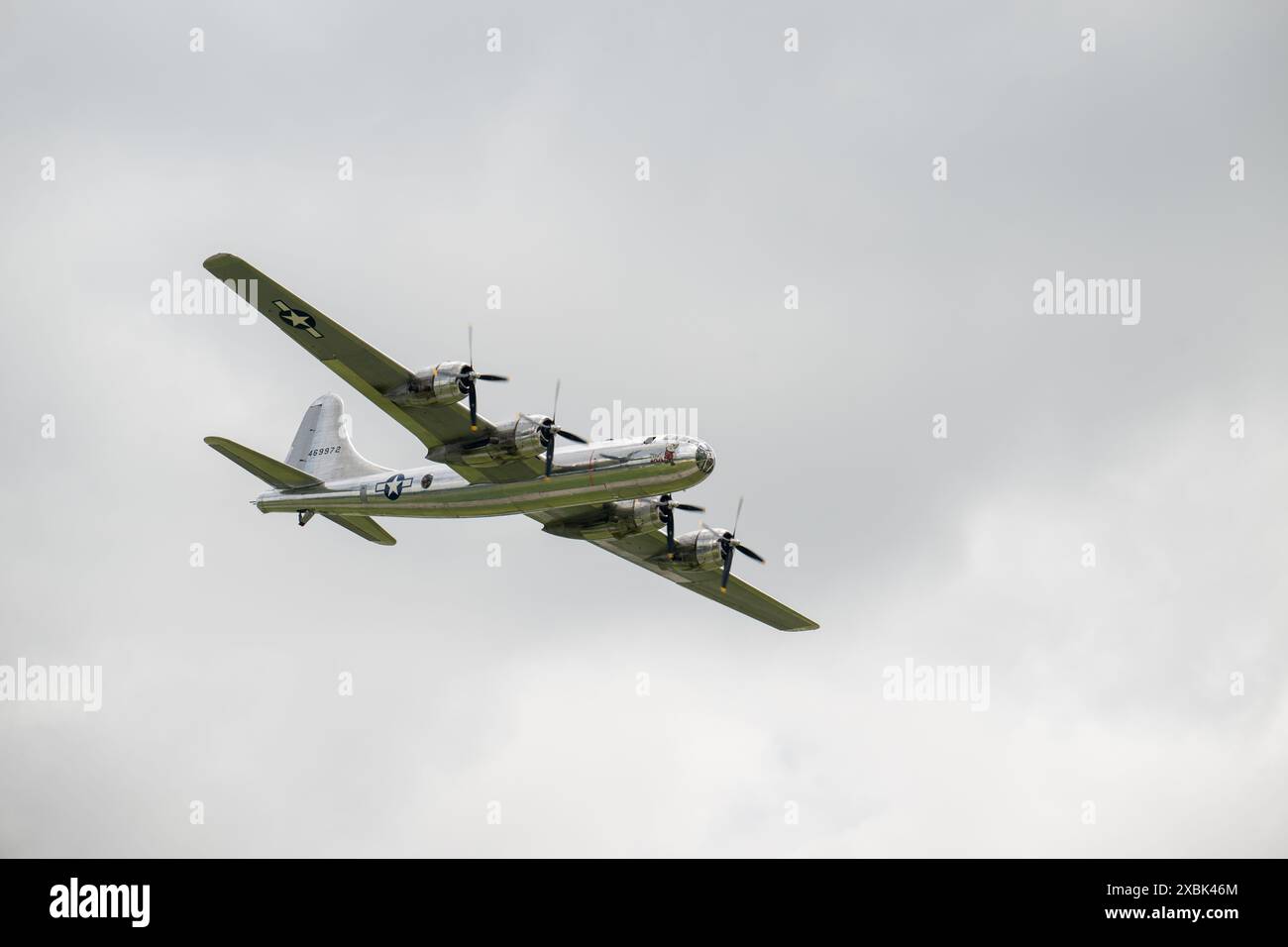TERRE HAUTE, INDIANA/USA - 2 GIUGNO 2024 - Un B-29 Superfortress vola sopra la folla al Terre Haute Air Show. Il B-29 chiamato Doc è solo uno dei TW Foto Stock