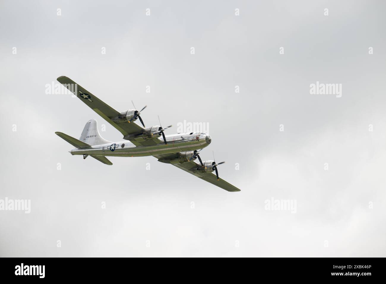 TERRE HAUTE, INDIANA/USA - 2 GIUGNO 2024 - Un B-29 Superfortress vola sopra la folla al Terre Haute Air Show. Il B-29 chiamato Doc è solo uno dei TW Foto Stock