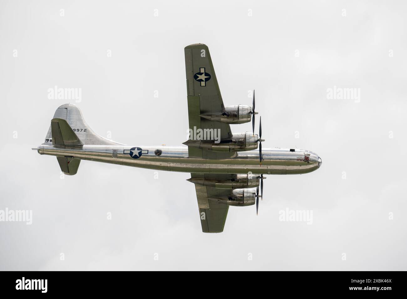 TERRE HAUTE, INDIANA/USA - 2 GIUGNO 2024 - Un B-29 Superfortress vola sopra la folla al Terre Haute Air Show. Il B-29 chiamato Doc è solo uno dei TW Foto Stock