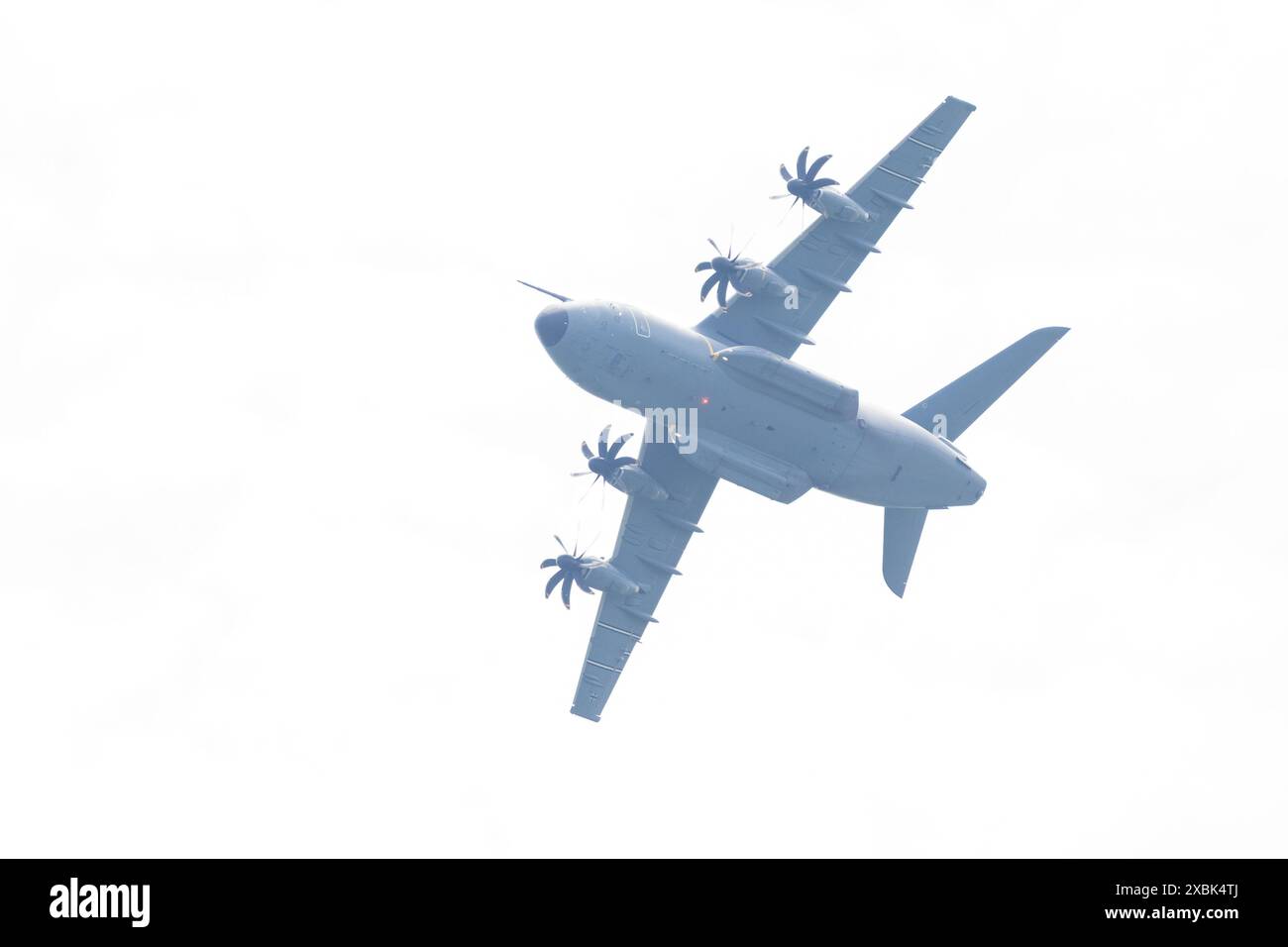 BERLINO - 06 GIUGNO 2024: Volo dimostrativo dell'aereo da trasporto militare Airbus A400M Atlas. ILA Berlin Air Show 2024. Foto Stock