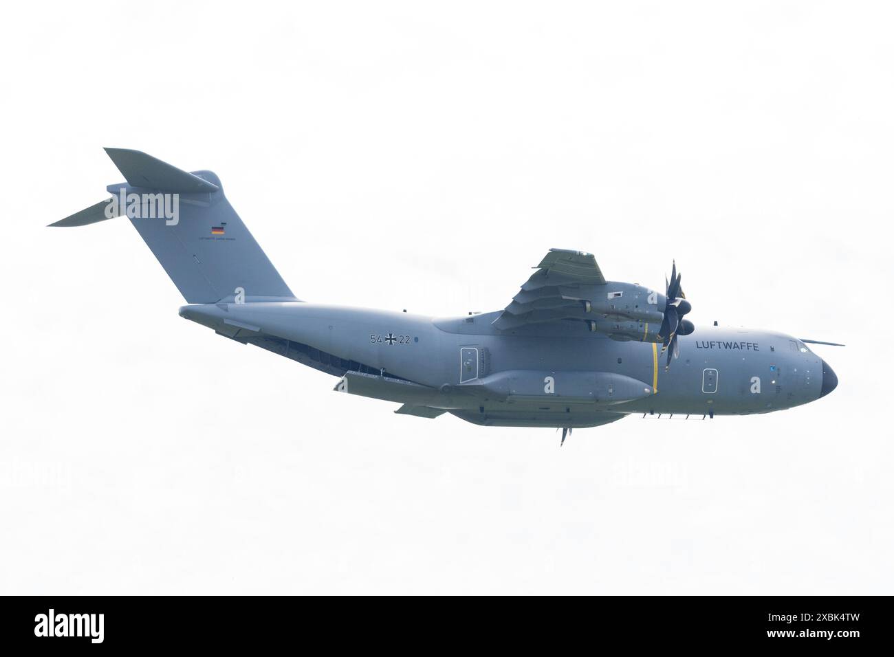 BERLINO - 06 GIUGNO 2024: Volo dimostrativo dell'aereo da trasporto militare Airbus A400M Atlas. ILA Berlin Air Show 2024. Foto Stock