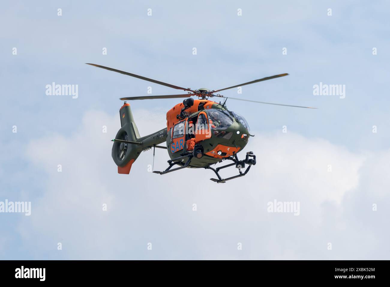 Il volo dimostrativo dell'elicottero leggero Airbus H145 SAR (Search and Rescue) dell'esercito tedesco. Foto Stock