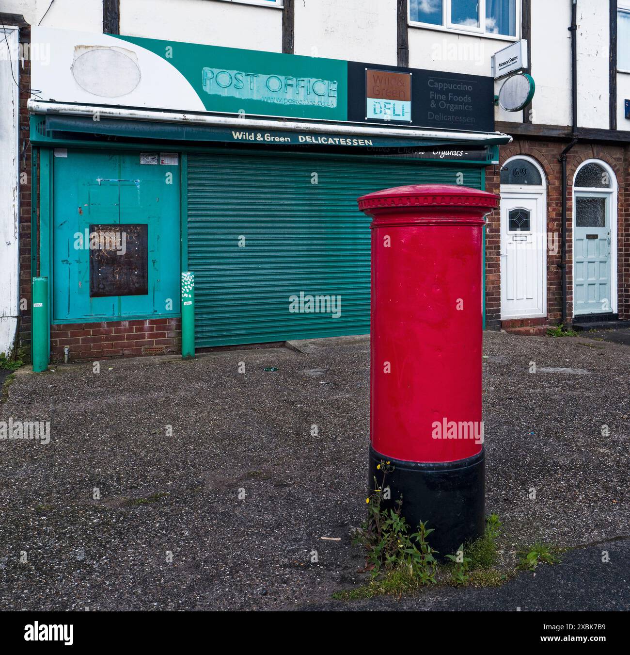 Ufficio postale chiuso sulla North Road, Gosforth, Newcastle upon Tyne, Regno Unito, con casella postale rossa. Foto Stock