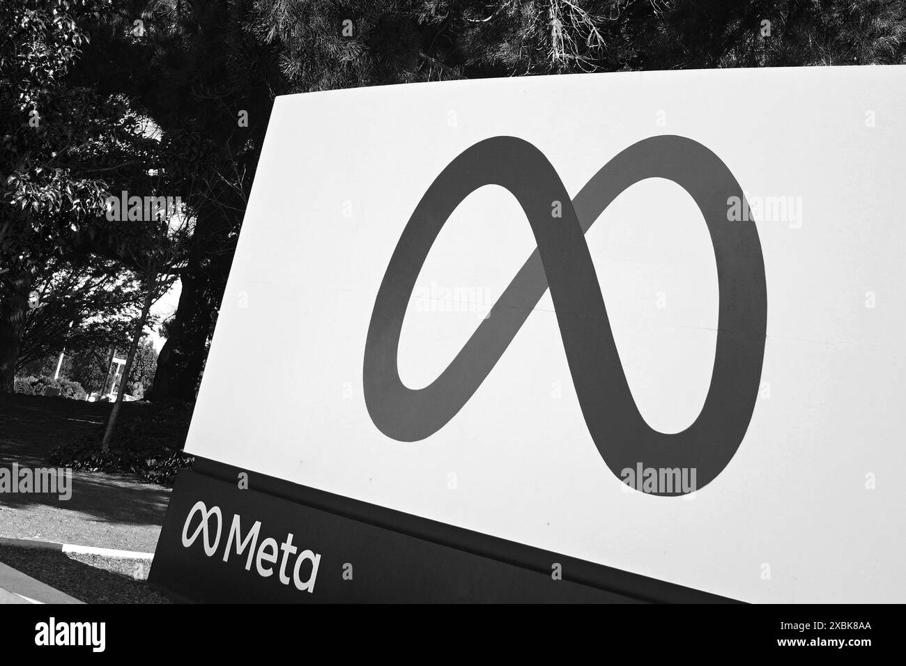 Menlo Park, California, USA - 28 luglio 2023: Cartello con il logo meta vicino alla sede centrale di Meta Platforms su 1 hacker Way. Foto Stock