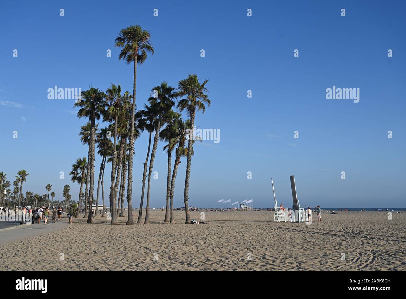 Los Angeles, California, USA - 29 luglio 2023: La gente riposa sulla spiaggia di Santa Monica. Foto Stock