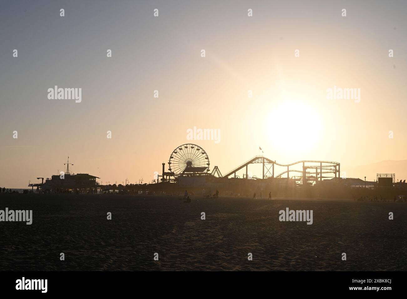 Los Angeles, California, USA - 29 luglio 2023: La gente riposa sulla spiaggia di Santa Monica. Foto Stock