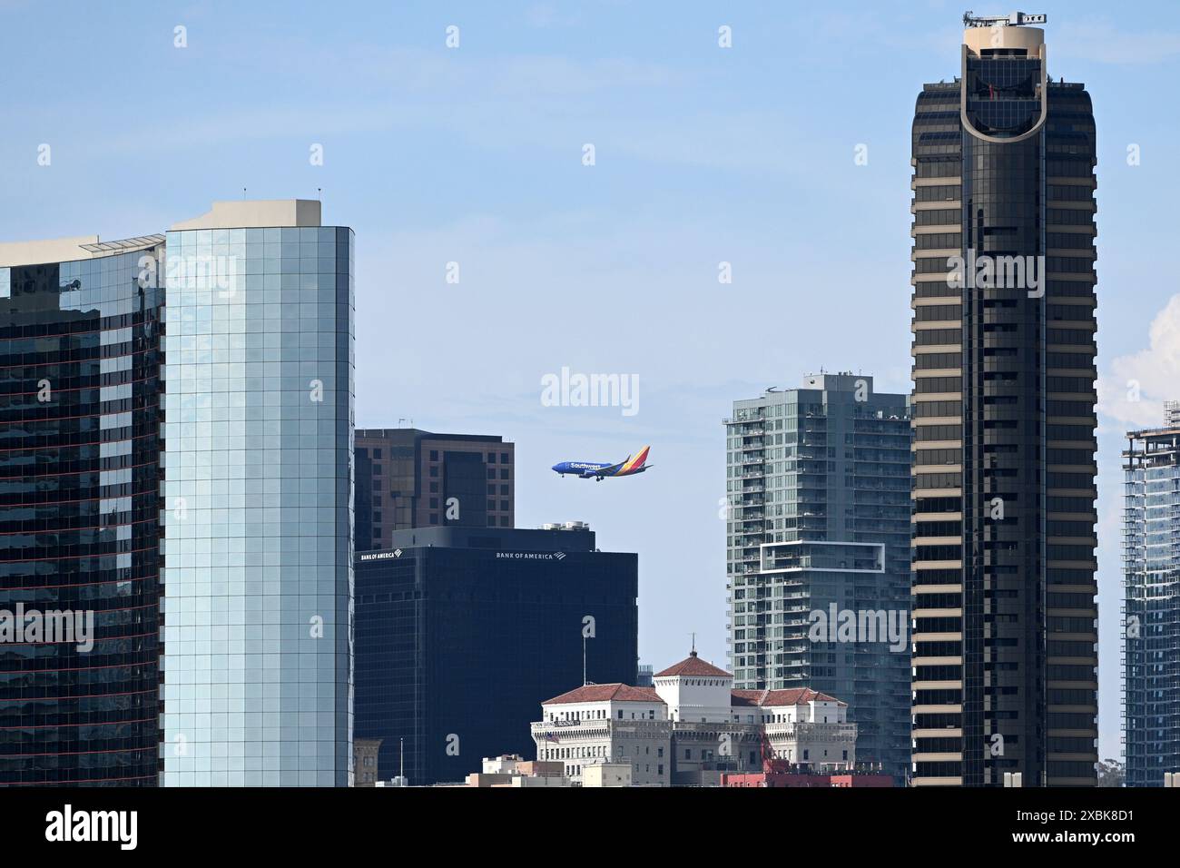 San Diego, CA, USA - 31 luglio 2023: L'aereo della Southwest Airlines vola dal centro di San Diego. Foto Stock