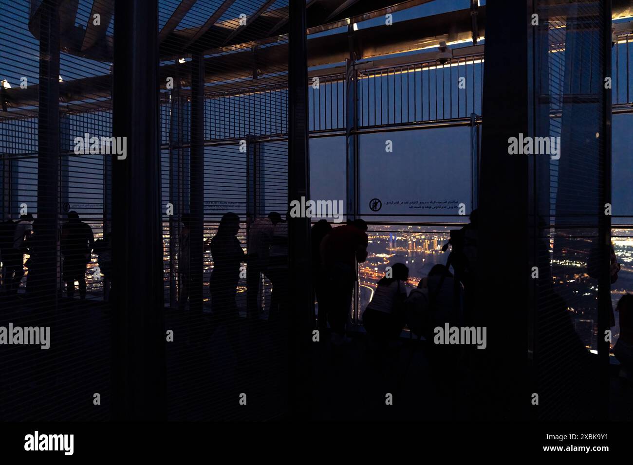 Dubai, Emirati Arabi Uniti - 14 marzo 2023: Le persone fotografano il tramonto e la vista dalle finestre dei piani superiori del Burj Khalifa durante Foto Stock