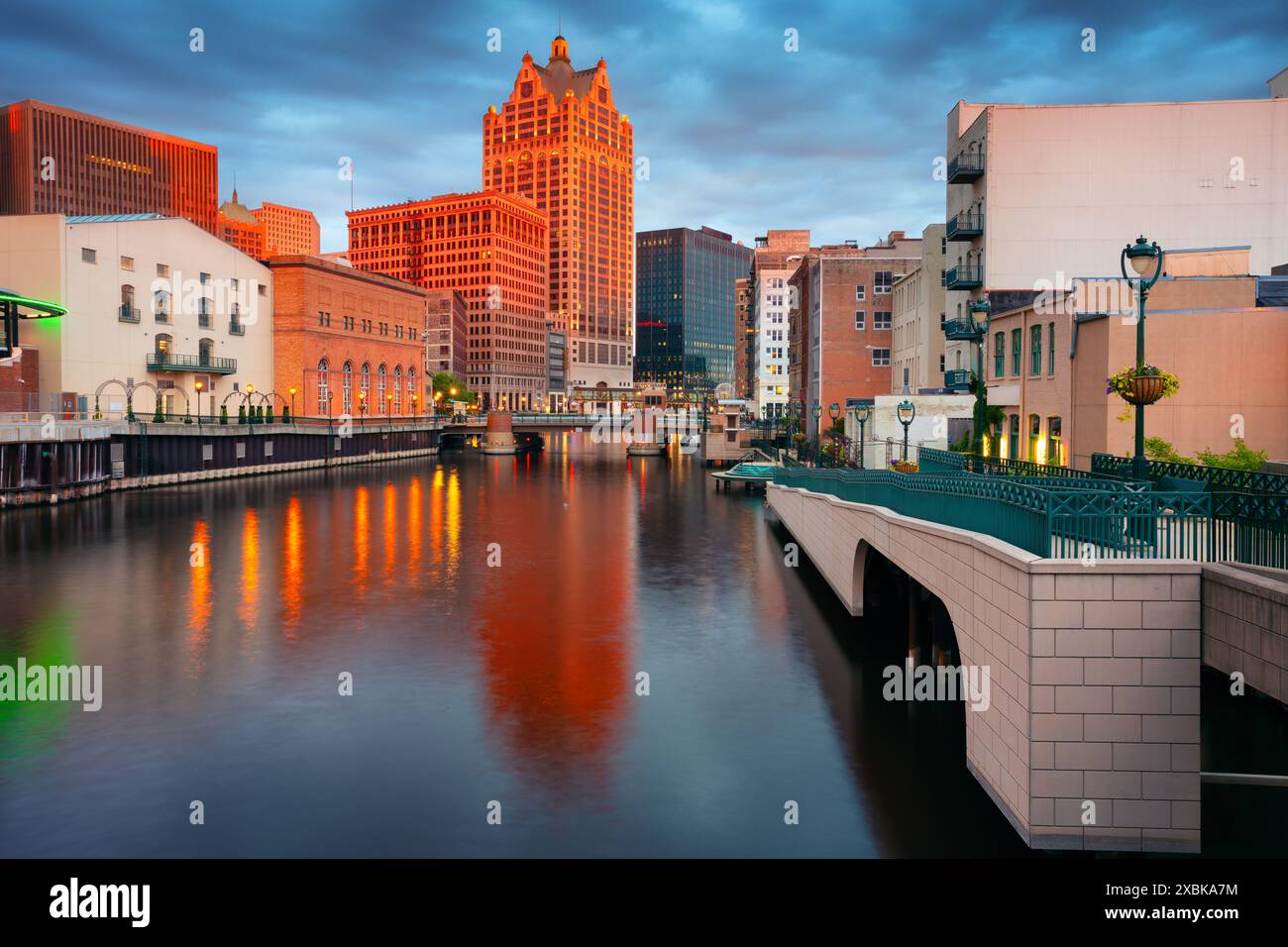 Milwaukee, Wisconsin, Stati Uniti. Immagine del paesaggio urbano del centro di Milwaukee, Wisconsin, USA, con riflesso dello skyline del fiume Milwaukee al tramonto estivo. Foto Stock