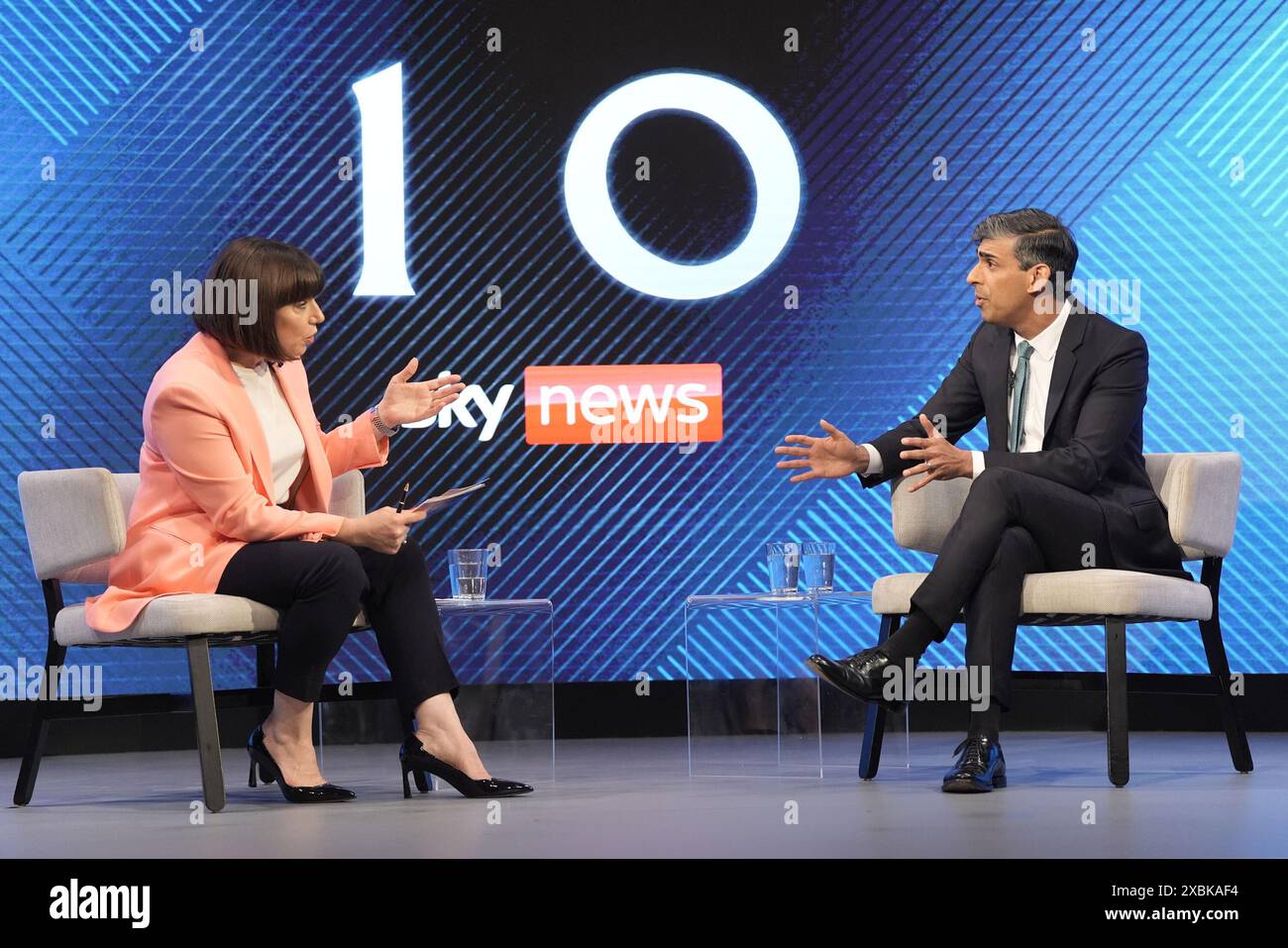 Il primo ministro Rishi Sunak, durante un evento elettorale di Sky News con la redattrice politica di Sky Beth Rigby, a Grimsby. Data foto: Mercoledì 12 giugno 2024. Foto Stock