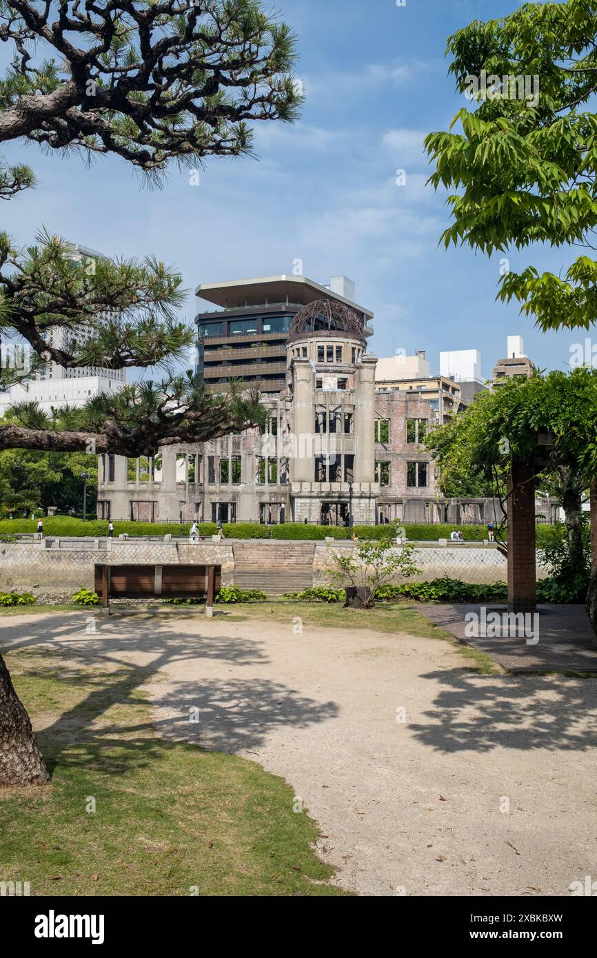 Vista dall'altra parte del fiume fino alla Cupola della bomba atomica o alla Cupola della bomba A (Genbaku Dome-mae) a Hiroshima in Giappone Foto Stock