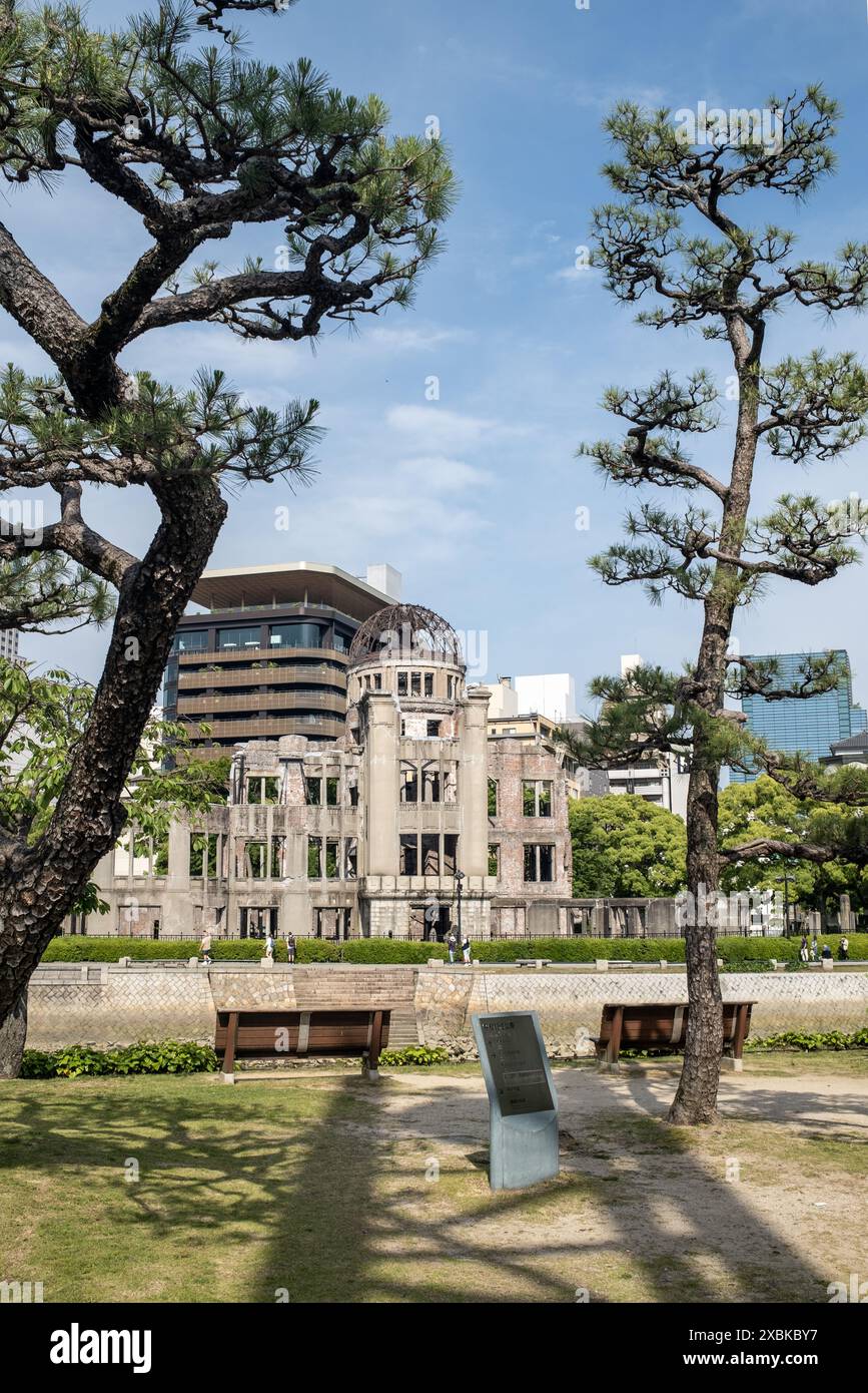 Vista dall'altra parte del fiume fino alla Cupola della bomba atomica o alla Cupola della bomba A (Genbaku Dome-mae) a Hiroshima in Giappone Foto Stock