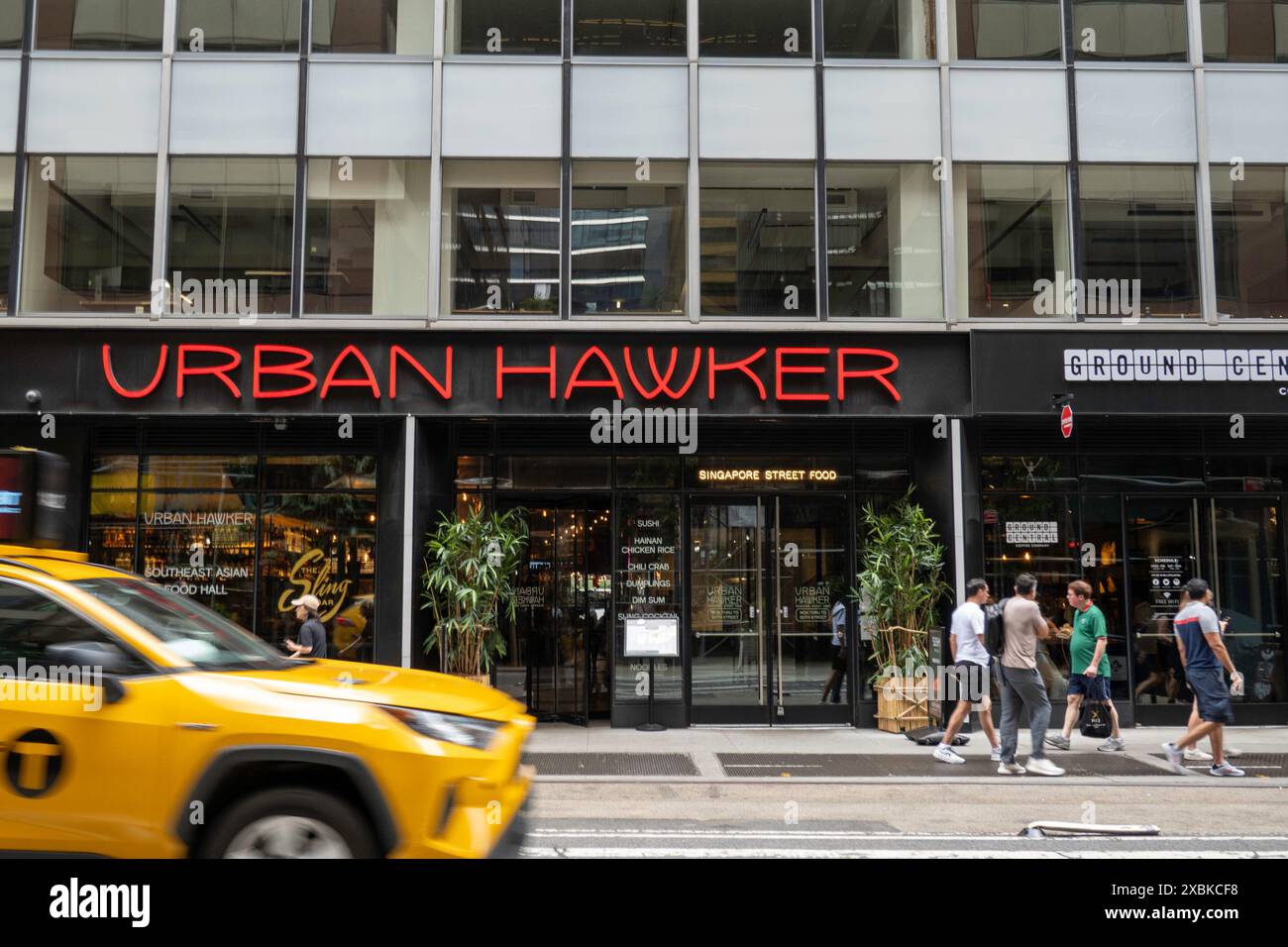 Urban Hawker è un autentico centro Street food di Singapore situato a Times Square, New York City, USA 2024 Foto Stock