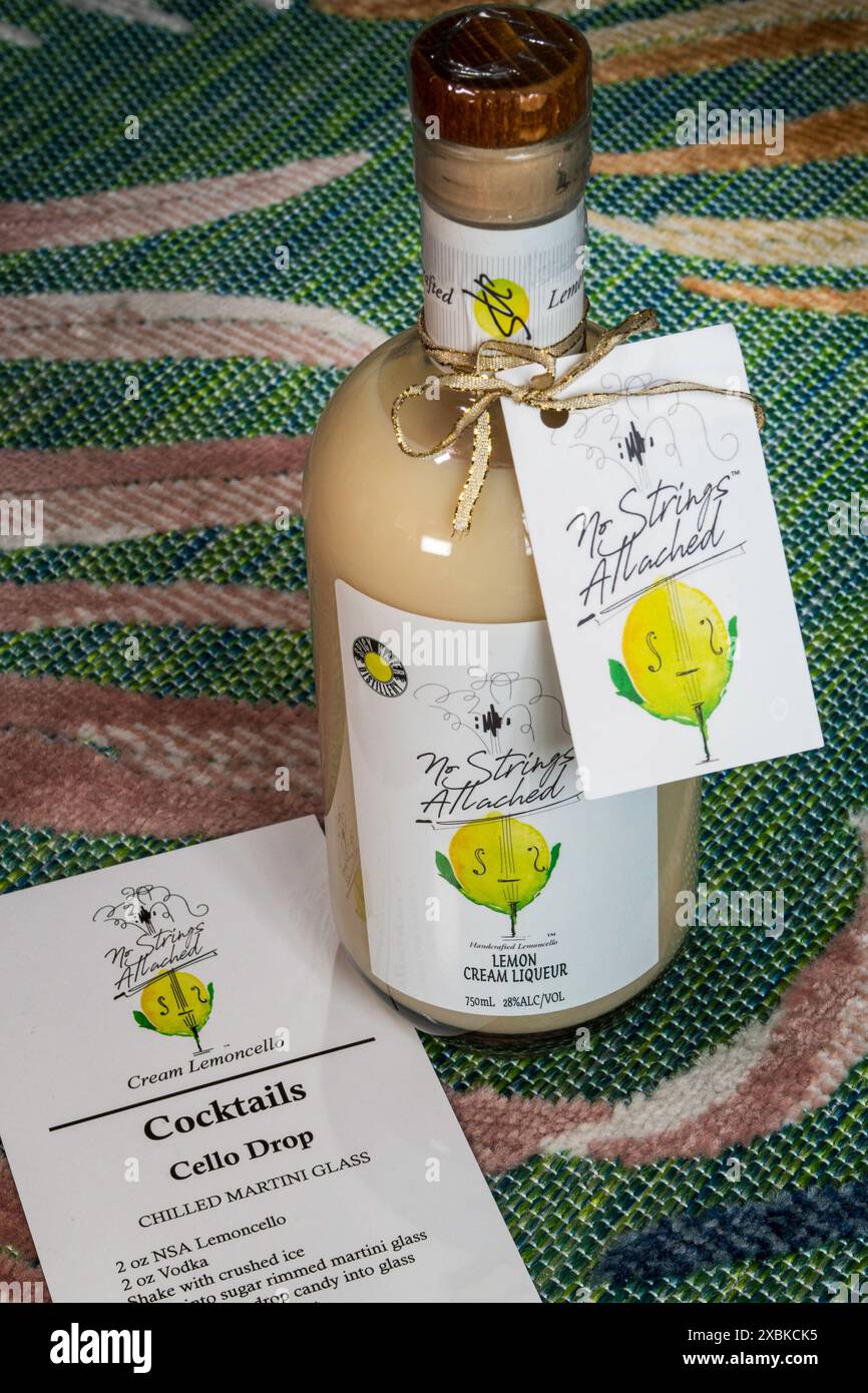 Il Lemon Cello è un liquore artigianale venduto esclusivamente alla distilleria Spicy Water, Millbury, Massachusetts, 2024, USA Foto Stock