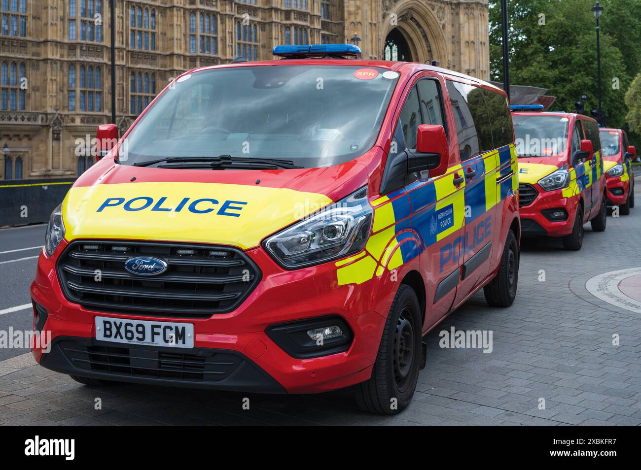 I furgoni del Metropolitan Police Parliament and Diplomatic Protection Group parcheggiavano di fronte al Palazzo di Westminster Abingdon Street Londra Inghilterra Regno Unito Foto Stock