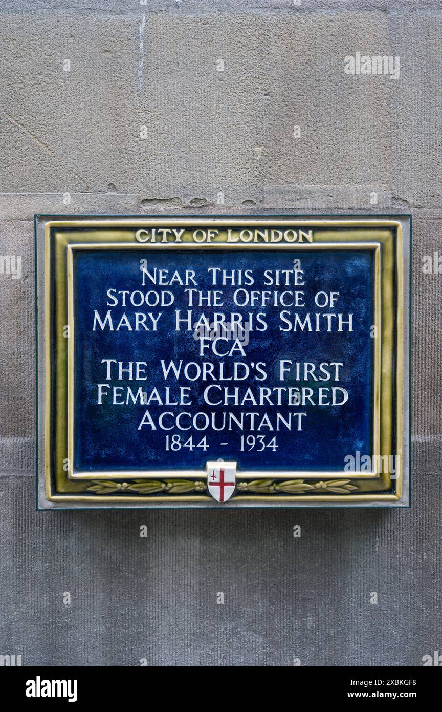 Targa commemorativa blu della città di Londra per Mary Harris Smith FCA, la prima donna al mondo a ricoprire la carica di ragioniere. Bucklersbury City of London Inghilterra Regno Unito Foto Stock