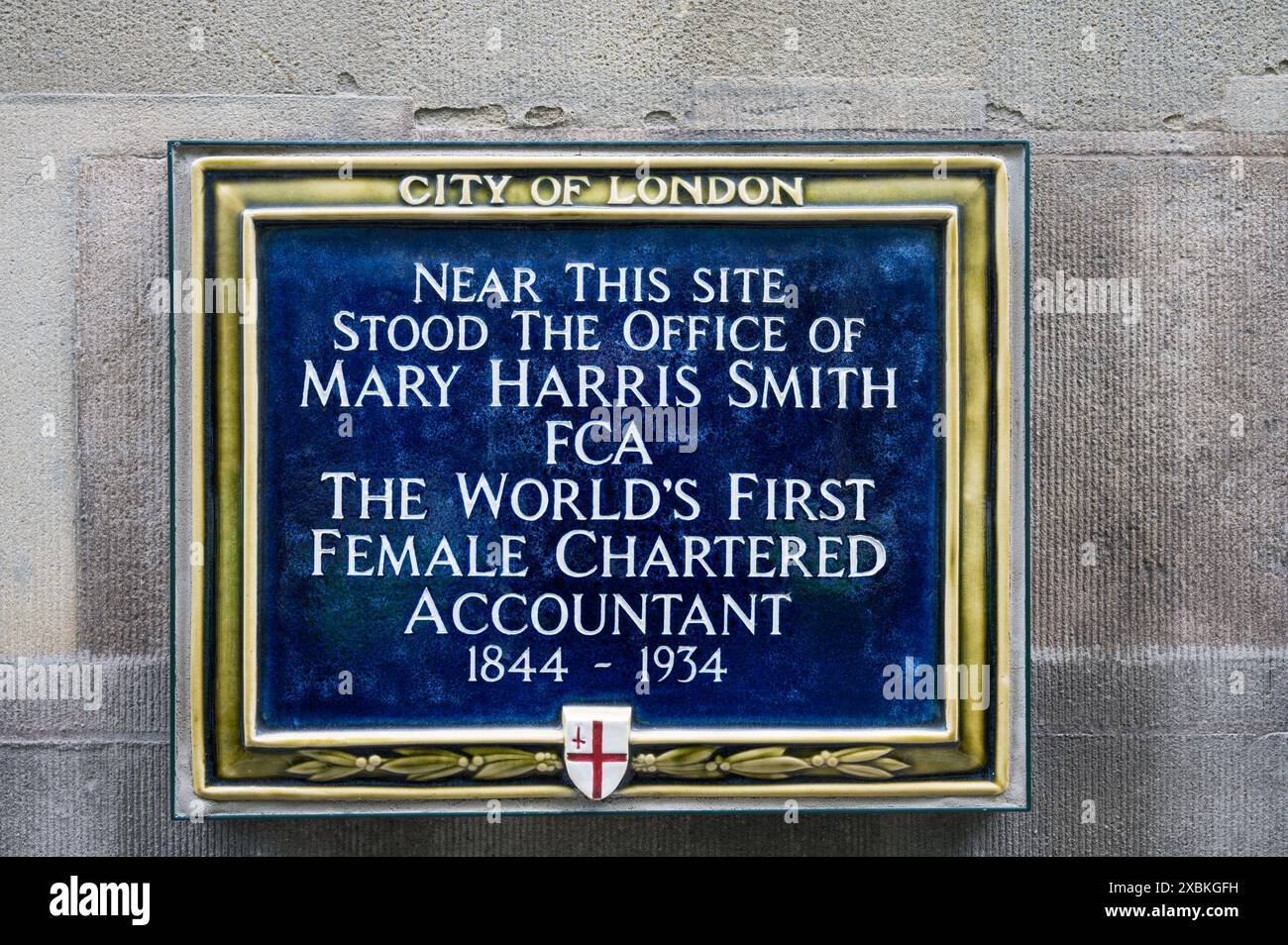Targa commemorativa blu della città di Londra per Mary Harris Smith FCA, la prima donna al mondo a ricoprire la carica di ragioniere. Bucklersbury City of London Inghilterra Regno Unito Foto Stock