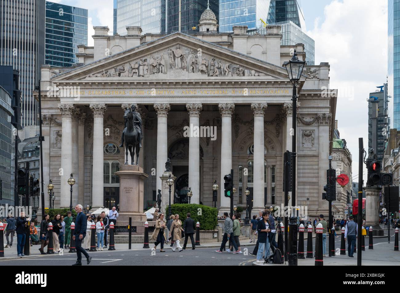 Strade trafficate di lavoratori cittadini visitatori turisti fuori dal Royal Exchange moderni grattacieli edifici per uffici sullo sfondo. Città di Londra Inghilterra Regno Unito Foto Stock